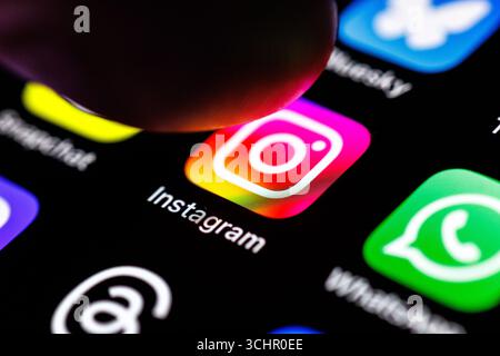 Norden, Deutschland. September 2025. Das Logo der Instagram-App ist am 2. September 2025 auf dem Display eines Smartphones zu sehen, während sich ein Zeigefinger dem Anwendungssymbol nähert. Instagram ist ein soziales Netzwerk mit Fokus auf Video- und Fotofreigabe, das von Meta-Plattformen betrieben wird. (Symbolbild, Symbolfoto, Illustration, symbolisches Foto, illustratives Foto, Themenbild, allgemeines Bild, Themenfoto) Credit: Matthias Balk/dpa/Alamy Live News Stockfoto
