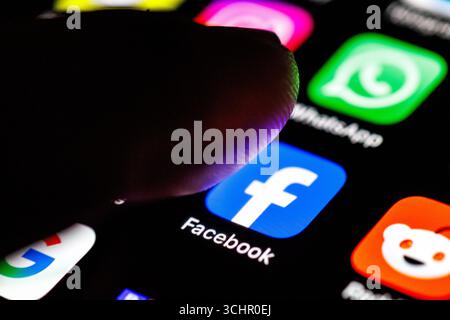 Norden, Deutschland. September 2025. Das Logo der Facebook-App ist am 2. September 2025 auf dem Display eines Smartphones zu sehen, während sich ein Zeigefinger dem Anwendungssymbol nähert. Facebook ist ein soziales Netzwerk (soziale Medien), das vom US-amerikanischen Unternehmen Meta Platforms betrieben wird. (Symbolbild, Symbolfoto, Illustration, symbolisches Foto, illustratives Foto, Themenbild, allgemeines Bild, Themenfoto) Credit: Matthias Balk/dpa/Alamy Live News Stockfoto