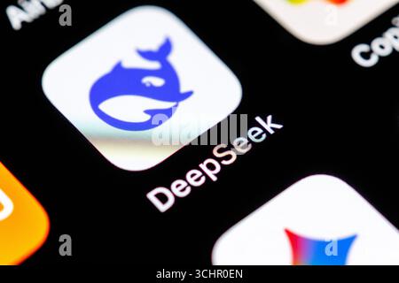 Norden, Deutschland. September 2025. Das Logo der DeepSeek App ist am 02.09.2025 auf dem Display eines Smartphones zu sehen. Hangzhou DeepSeek Artificial Intelligence Basic Technology Research Co, Ltd, kurz DeepSeek, ist ein Startup aus China, das sich auf die Entwicklung von Sprachmodellen (künstliche Intelligenz, Chatbot, Large Language Model, LLM) spezialisiert hat, die auf künstlicher Intelligenz basieren. (Symbolbild, Symbolfoto, Illustration, symbolisches Foto, illustratives Foto, Themenbild, allgemeines Bild, Themenfoto) Credit: Matthias Balk/dpa/Alamy Live News Stockfoto