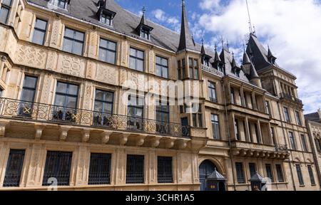 Der Großherzogliche Palast, die offizielle Residenz des Großherzogs von Luxemburg, zeigt seine Renaissance-Architektur mit detaillierter Fassade, verzierten Balkonen, Stockfoto