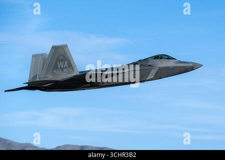 Ein F-22 Raptor der US Air Force, der der 433rd Weapons Squadron, der United States Air Force Weapons School (USAFWS) zugeordnet ist, startet zu einer Trainingsmission Stockfoto
