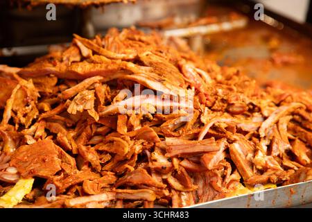 Street Food Stand serviert den berühmten Tacos Pastor mit Schweinefleisch in Mexiko-Stadt. Stockfoto