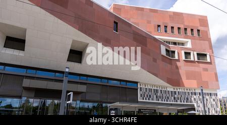 LUXEMBURG, EUROPA - 1. SEPTEMBER 2025 - Moderne Architektur der Nationalbibliothek in Luxemburg-Stadt Stockfoto