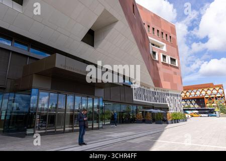 LUXEMBURG, EUROPA - 1. SEPTEMBER 2025 - Moderne Architektur der Luxemburger Nationalbibliothek, ein markantes Wahrzeichen der Stadt Stockfoto