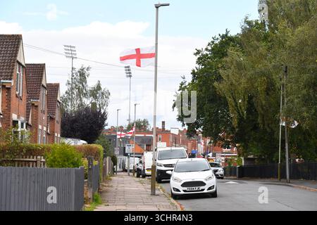 Leicester, Leicestershire, Vereinigtes Königreich, 3. September 2025. Nachrichten aus Großbritannien. England Flaggen, die Flagge von St. George, fliegen von Ampeln auf der Copinger Street in Leicester. Stockfoto