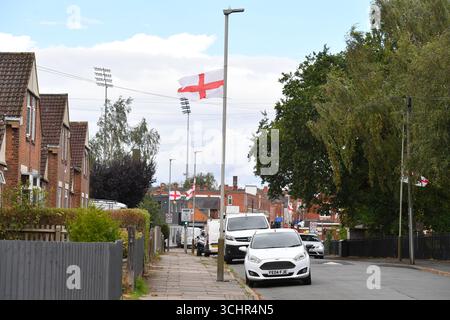 Leicester, Leicestershire, Vereinigtes Königreich, 3. September 2025. Nachrichten aus Großbritannien. England Flaggen, die Flagge von St. George, fliegen von Ampeln auf der Copinger Street in Leicester. Stockfoto