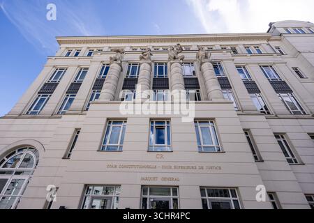 LUXEMBURG, EUROPA - 1. SEPTEMBER 2025 - Niedrigwinkelansicht des Verfassungsgerichts und des Obersten Gerichtshofs mit Statuen und blauem Himmel Stockfoto