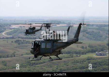 Drei UH-1N Irokesen fliegen in Formation während eines Fluges mit sieben Schiffen auf der Minot Air Force Base, North Dakota, 21. August 2025. Die sieben Hubschrauber Stockfoto