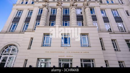 LUXEMBURG, EUROPA - 1. SEPTEMBER 2025 - Flachansicht der Fassade des Verfassungsgerichts und des Obersten Gerichtshofs mit Statuen Stockfoto
