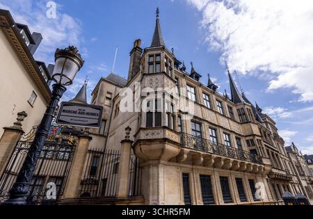 LUXEMBURG, EUROPA - 1. SEPTEMBER 2025 - Flachblick auf den Großherzoglichen Palast in Luxemburg-Stadt mit seiner komplexen Fassade und einem Stree Stockfoto
