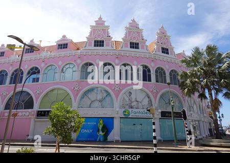 Aruba, Oranjestad - Eindruck von der Straße mit abstrakten Vintage-Fassaden in Rosa bei Sonnenuntergang Stockfoto