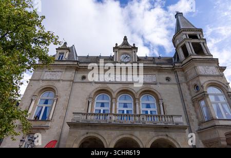 LUXEMBURG, EUROPA - 1. SEPTEMBER 2025 - Niedrigwinkelansicht des Rathauses von Esch sur Alzette in Luxemburg mit architektonischen Details und cl Stockfoto