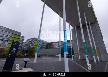 LUXEMBURG, EUROPA - 1. SEPTEMBER 2025 - Moderne Architektur des europäischen Institutionengebäudes mit bunten Säulen im Geschäftsviertel Kirchberg, L Stockfoto
