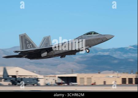 Ein F-22 Raptor der US Air Force, der der 422. Test- und Auswertungsgeschwader auf der Nellis Air Force Base, Nevada, zugeteilt ist, startet zu einer Mission bei Nellis AFB. Stockfoto