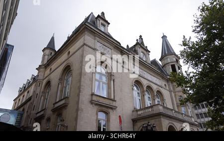 LUXEMBURG, EUROPA - 1. SEPTEMBER 2025 - Cercle Gemeindegebäude mit Uhrenturm und Turm in Luxemburg Stockfoto