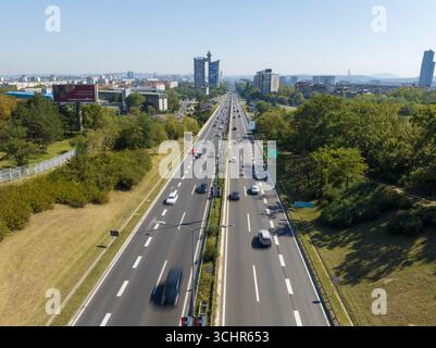 Das Westtor von Belgrad, der Brutalistische Wolkenkratzer Tower, das Architekturerbe Western Block. Luftfahrt von Belgrad, Serbien Stockfoto