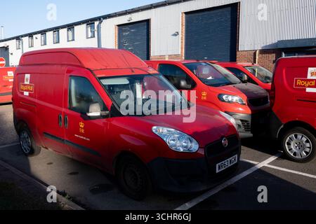Royal Mail Lieferwagen im Postamt in Warwick, Großbritannien Stockfoto