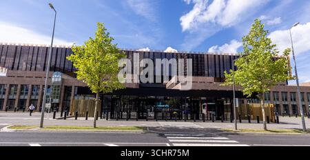 LUXEMBURG, EUROPA - 1. SEPTEMBER 2025 - Moderne Architektur des Gebäudes des Europäischen Gerichtshofs mit reflektierender Glasfassade unter blauem Himmel in Kir Stockfoto