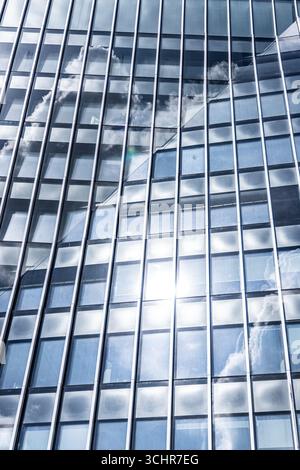 LUXEMBURG, EUROPA - 1. SEPTEMBER 2025 - Niedrigwinkelansicht Eines modernen Bürogebäudes von O Shearman mit Glasfassade, die den Himmel in Kirchberg reflektiert Stockfoto