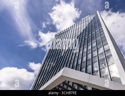 LUXEMBURG, EUROPA - 1. SEPTEMBER 2025 - Niedrigwinkelansicht Eines modernen Bürogebäudes von O Shearman mit Glasfassade, die den Himmel in Kirchberg reflektiert Stockfoto