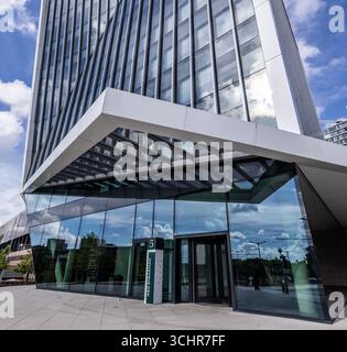 LUXEMBURG, EUROPA - 1. SEPTEMBER 2025 - Niedrigwinkelansicht Eines modernen Bürogebäudes von O Shearman mit Glasfassade, die den Himmel in Kirchberg reflektiert Stockfoto