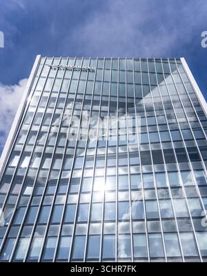 LUXEMBURG, EUROPA - 1. SEPTEMBER 2025 - Niedrigwinkelansicht Eines modernen Bürogebäudes von O Shearman mit Glasfassade, die den Himmel in Kirchberg reflektiert Stockfoto