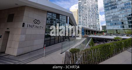 LUXEMBURG, EUROPA - 1. SEPTEMBER 2025 - Moderne Architektur des Infinity Shopping Centers mit Restaurants und Büros in Kirchberg Business Distribution Stockfoto