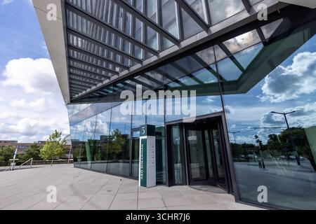 LUXEMBURG, EUROPA - 1. SEPTEMBER 2025 - Niedrigwinkelansicht Eines modernen Bürogebäudes von O Shearman mit Glasfassade, die den Himmel in Kirchberg reflektiert Stockfoto