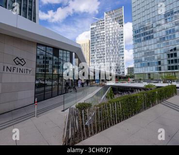 LUXEMBURG, EUROPA - 1. SEPTEMBER 2025 - Moderne Architektur und städtische Entwicklung prägen die Skyline des luxemburgischen Stadtteils Kirchberg Stockfoto