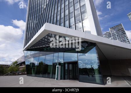 LUXEMBURG, EUROPA - 1. SEPTEMBER 2025 - Niedrigwinkelansicht Eines modernen Bürogebäudes von O Shearman mit Glasfassade, die den Himmel in Kirchberg reflektiert Stockfoto
