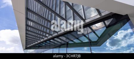 LUXEMBURG, EUROPA - 1. SEPTEMBER 2025 - Niedrigwinkelansicht Eines modernen Bürogebäudes von O Shearman mit Glasfassade, die den Himmel in Kirchberg reflektiert Stockfoto