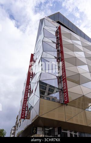 LUXEMBURG, EUROPA - 1. SEPTEMBER 2025 - Moderne Fassade des Einkaufszentrums Galeries Lafayette mit Glas und geometrischem Design in Luxemburg-Stadt Stockfoto