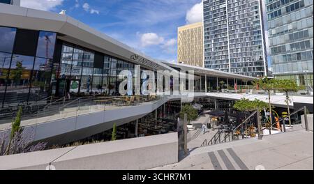 LUXEMBURG, EUROPA - 1. SEPTEMBER 2025 - Moderne Architektur des Infinity Shopping Centers mit Restaurants und Büros in Kirchberg Business Distribution Stockfoto