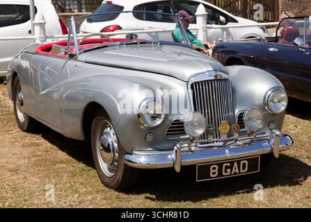 Dreiviertel-Vorderansicht eines Grey, 1954, MkIII, Sunbeam Talbot Alpine Special Roadsters, ausgestellt auf der Deal and Walmer Classic Car Show 2025. Stockfoto