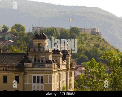 Drohnenansicht der Stadt Sarajevo. Hauptstadt von Bosnien und Herzegowina. Gebäude und Straßen, Blick von oben. Stockfoto