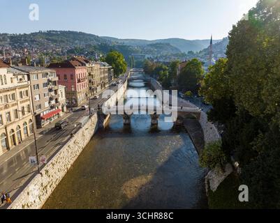 Drohnenansicht der Stadt Sarajevo. Hauptstadt von Bosnien und Herzegowina. Gebäude und Straßen, Blick von oben. Stockfoto