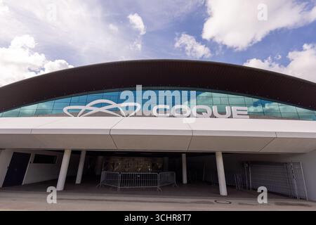 LUXEMBURG, EUROPA - 1. SEPTEMBER 2025 - Moderne Architektur der Coque Arena mit bewölktem Himmel in Luxemburg City, Luxemburg Stockfoto