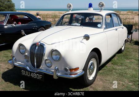 Dreiviertel-Vorderansicht eines weißen, 1968, Jaguar MkII Polizeiwagens, ausgestellt auf der Deal and Walmer Classic Car Show, 2025 Stockfoto