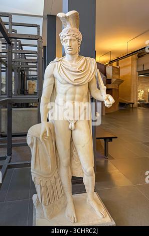 VATIKANSTADT, ROM, ITALIEN - 2. AUGUST 2025 Vollkörper-Marmorstatue des Mars, des römischen Kriegsgottes. Er trägt einen Helm und eine Rüstung und ist teilweise drapiert Stockfoto