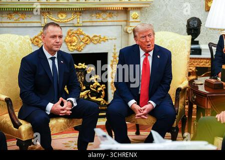 Washington, Usa. September 2025. Präsident Donald Trump trifft sich am Mittwoch, den 3. September 2025, im Oval Office des Weißen Hauses in Washington DC mit dem polnischen Präsidenten Karol Nawrocki (L). Von den beiden Staats- und Regierungschefs wird erwartet, dass sie den anhaltenden Krieg zwischen Russland und der Ukraine und die US-Verpflichtungen für die polnische Sicherheit diskutieren. Foto: Aaron Schwartz/UPI Credit: UPI/Alamy Live News Stockfoto