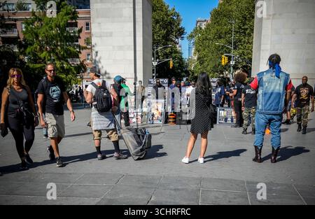 Mitglieder der Israelite School of Universal Practical Knowledge, auch bekannt als die Schwarzen Israeliten, im Washington Square Park in New York am Samstag, den 30. August 2025. (© Richard B. Levine) Stockfoto