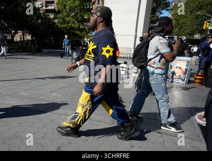 Mitglieder der Israelite School of Universal Practical Knowledge, auch bekannt als die Schwarzen Israeliten, im Washington Square Park in New York am Samstag, den 30. August 2025. (© Richard B. Levine) Stockfoto
