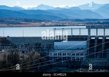 Wasserdamm zur Stromerzeugung mit Stromleitungen mit Blick auf den See in den entfernten Kanadischen Rocky Mountains in der Nähe von Cochrane Alberta Canada. Stockfoto