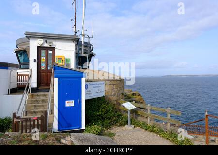 06 Aug 2025 - St. Ives, Cornwall, England, Vereinigtes Königreich - Eine Küstenwache auf einer Klippe. Die National Coastwatch Institution unterhält eine Uhr des Meeres und des Meeres Stockfoto