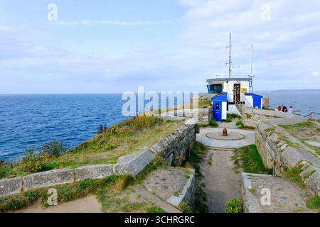 St. Ives, Cornwall, England, Großbritannien - Eine Küstenwache auf einer Klippe. Die National Coastwatch Institution unterhält eine Uhr des Meeres und der Küste der Stockfoto