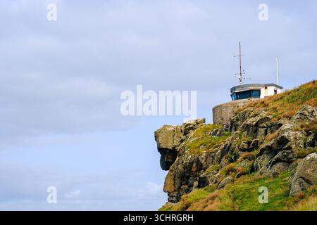 St. Ives, Cornwall, England, Großbritannien - Eine Küstenwache auf einer Klippe. Die National Coastwatch Institution unterhält eine Uhr des Meeres und der Küste der Stockfoto
