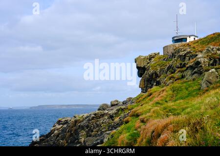 St. Ives, Cornwall, England, Großbritannien - Eine Küstenwache auf einer Klippe. Die National Coastwatch Institution unterhält eine Uhr des Meeres und der Küste der Stockfoto