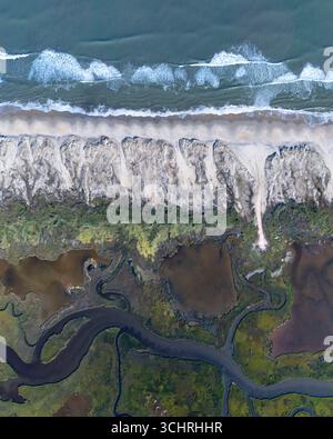 Barrier Island Beach and Marsh Transition – Aerial View – Blick von oben auf die Küste der Barrier Island, wo Wellen auf Sanddünen und Flutbäche treffen. Stockfoto