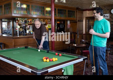 Bricklayers Arms, Salonbar, Walton-on-Thames, Surrey, England, Vereinigtes Königreich Stockfoto