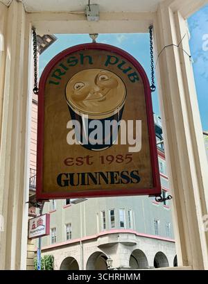Rotterdam, Niederlande, 16-07-25. Ein traditionelles irisches Pub-Schild im Stadtzentrum von Rotterdam mit einem Pint des lächelnden Guinness EST. 1985 Stockfoto